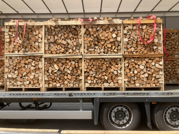 Buchenholz in 33 cm Holzlänge, frisch mit Einwegbox (1,7 RM / 2,8 SRM)