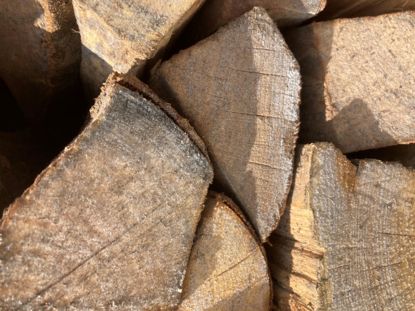 B-Ware - Buchenholz in 33 cm Holzlänge, kammergetrocknet mit Einwegbox (1,7 RM / 2,8 SRM)